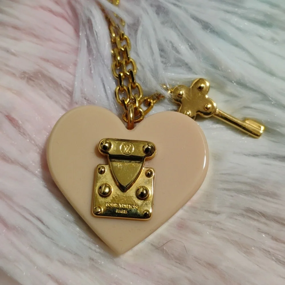 LOUIS VUITTON
Authentic Louis Vuitton
Resin 'Lock Me' Heart Pendant Necklace - Picture 8 of 16